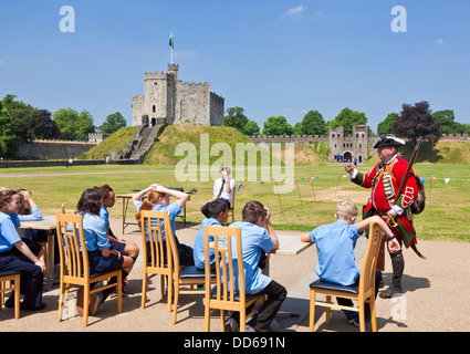 Soldat im Gespräch mit Kindern in der Begründung des Cardiff Castle mit der Norman halten Cardiff Wales Großbritannien GB EU Europa Kostüm Stockfoto