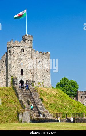 innen halten das Gelände des Cardiff Castle mit der Norman Cardiff South Glamorgan Wales Großbritannien GB EU Europa Stockfoto