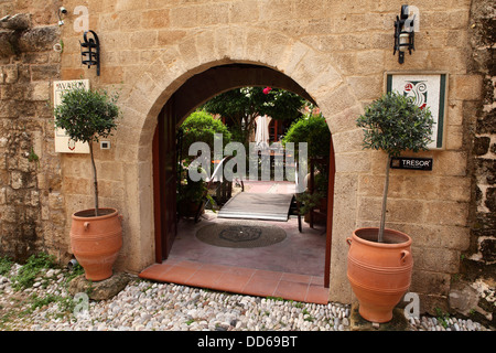 Eingang zum Avalon Hotel in Rhodos Stadt, Rhodos, Griechenland. Stockfoto
