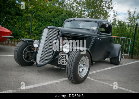 WEYBRIDGE, SURRY, UK - 18 AUGUST: Schwarz Ford Hot Rod Coupe Show bei der jährlichen Brooklands Motor Museen Mustang und alles andere Stockfoto