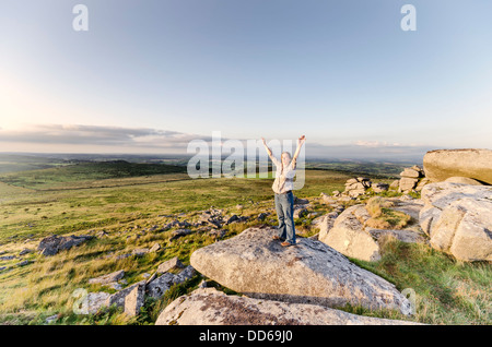 Frau mit ausgestreckten auf auf Kilmar Tor auf Bodmin Moor in Cornwall, Vintage-Effekt. Stockfoto