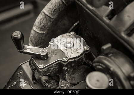 Nahaufnahme von einem alten Kampfflugzeuge Rudder trim Kontrollen Stockfoto