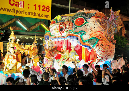 Eine aufwendige Loy Krathong-Parade durch die Straßen von Chiang Mai im Norden Thailands Stockfoto