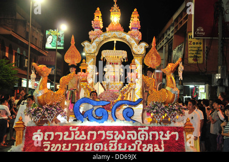 Eine aufwendige Loy Krathong-Parade durch die Straßen von Chiang Mai im Norden Thailands Stockfoto