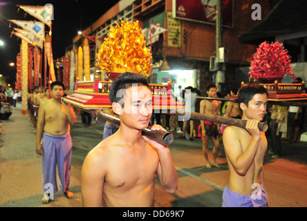 Eine aufwendige Loy Krathong-Parade durch die Straßen von Chiang Mai im Norden Thailands Stockfoto