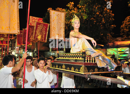 Eine aufwendige Loy Krathong-Parade durch die Straßen von Chiang Mai im Norden Thailands Stockfoto