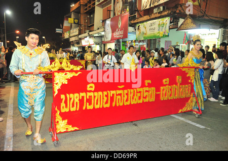 Eine aufwendige Loy Krathong-Parade durch die Straßen von Chiang Mai im Norden Thailands Stockfoto