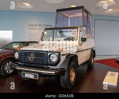 Ein "Papamobil" auf dem Display an das Mercedes Museum in Stuttgart. Stockfoto