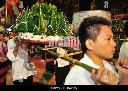 Eine aufwendige Loy Krathong-Parade durch die Straßen von Chiang Mai im Norden Thailands Stockfoto