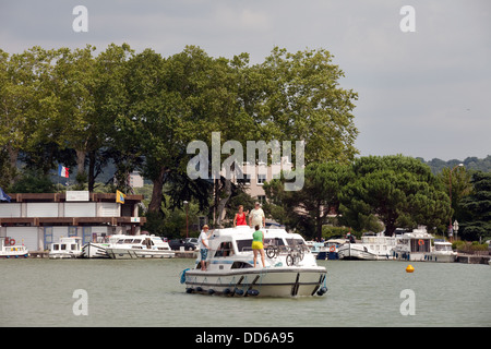 Boote auf dem Kanal der Garonne in Agen, Lot et Garonne, Frankreich, Europa Stockfoto