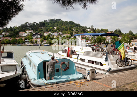 Boote auf dem Kanal der Garonne in Agen, Lot et Garonne, Frankreich, Europa Stockfoto