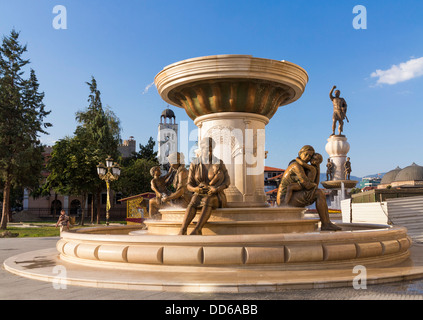 Skopje, Mazedonien - Mütter von Mazedonien Springbrunnen Statuen, in Rebellion Square mit Krieger Denkmal hinter Stockfoto