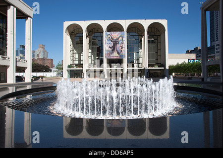 REVSON BRUNNEN (DSR 2009 ©) METROPOLITAN OPERA HOUSE (©WALLACE HARRISON 1966) MAIN PLAZA LINCOLN CENTER MANHATTAN NEW YORK CITY USA Stockfoto