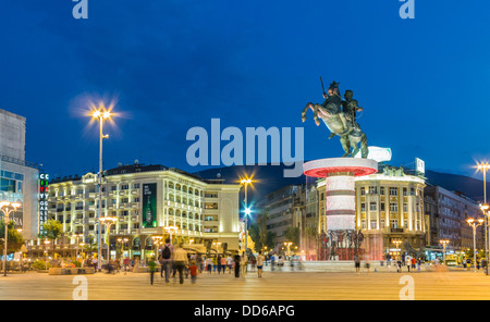 Stadtzentrum Skopje - Mazedonien-Platz, mit Krieger auf einem Pferd Statue und Brunnen Stockfoto