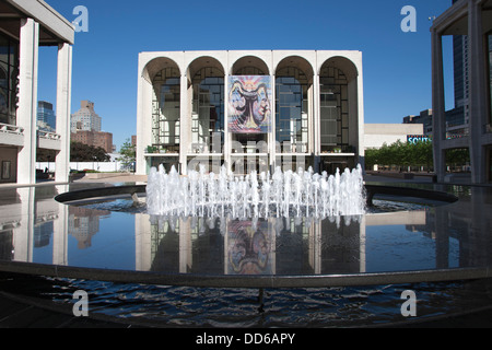 REVSON BRUNNEN (© JOHNSON 1964 / DSR 2009) METROPOLITAN OPERA HOUSE (©WALLACE HARRISON 1966) MAIN PLAZA LINCOLN CENTER MANHATTAN NEW YORK CITY USA Stockfoto