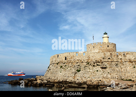 Der Koloss Festung verteidigen Mandraki-Hafen von Rhodos auf einen Eingang von der Ägäis, Rhodos Stadt, Rhodos, Griechenland. Stockfoto