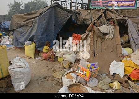 Ein provisorisch zu Hause auf dem Khari Baoli Markt in Chandni Chowk in Old Delhi, Indien. Stockfoto