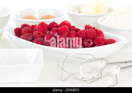 Zutaten für Kuchen mit Himbeeren Stockfoto