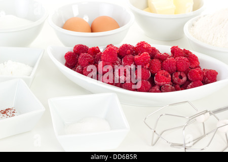 Frische Zutaten für Kuchen mit Himbeeren Stockfoto