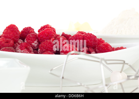 Wie etwa backen Kuchen mit Himbeeren? Stockfoto