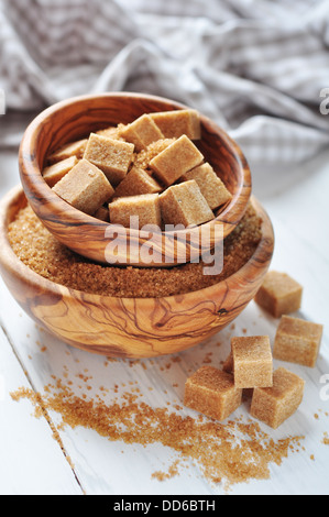 Brauner Zucker in Holzschale auf weißem Holz Hintergrund Stockfoto