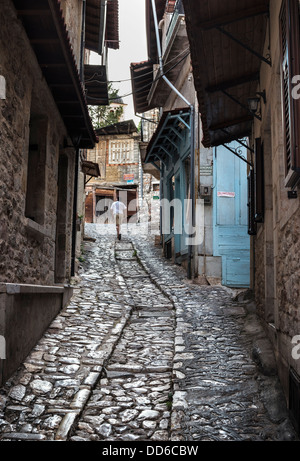 Gepflasterten Gässchen in er Dorf Dimitsana am Rande der Lousios-Schlucht, Arcadia, Peloponnes, Griechenland. Stockfoto