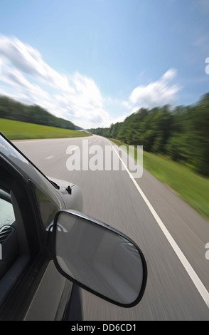 Fahrzeug mit großen Rückspiegel Geschwindigkeiten auf einer Landstraße Stockfoto