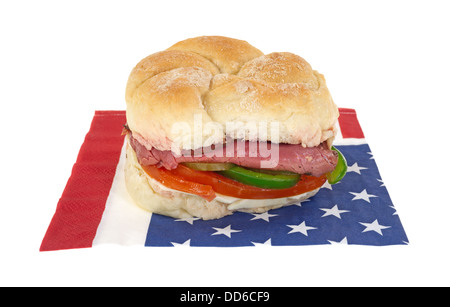 Eine sperrige Roastbeef roll Sandwich auf einer Serviette patriotische amerikanische Flagge. Stockfoto