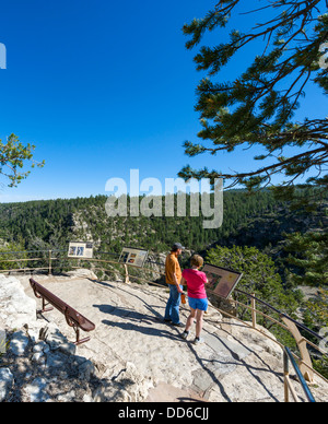 Touristen an einem Aussichtspunkt in Walnut Canyon National Monument in der Nähe von Flagstaff, Arizona, USA Stockfoto