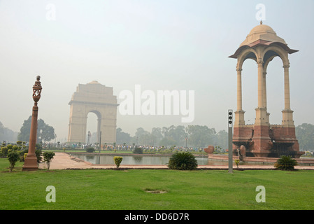 Dicken Smog hängt über den Baumkronen in der Nähe von India Gate in Neu-Delhi, Indien. Stockfoto