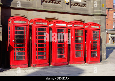 Fünf klassische rote britischen Typ K6 Telefonzellen jetzt stillgelegten Stockfoto