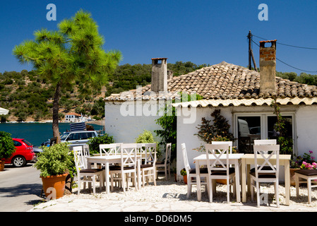 Kleine Taverne, Vathi, Meganisi Insel Lefkas, Ionische Inseln, Griechenland. Stockfoto