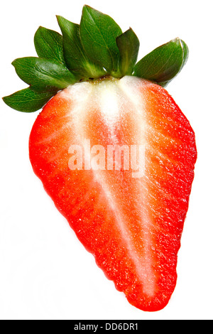 Ein frisch und leuchtend rote Erdbeere Makro erschossen auf einem weißen Hintergrund. Ideal für Arbeiten mit gesunden Essen Konzepte mit Studio gedreht Stockfoto