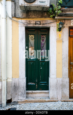 Typische portugiesische Türen in Bairro Alto, Lissabon, Portugal, Europa Stockfoto