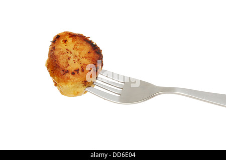 Gebratene Kartoffel auf eine Gabel isoliert gegen weiß Stockfoto
