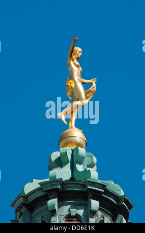 Statue auf der Spitze Schloss Charlottenburg Berlin Deutschland Stockfoto