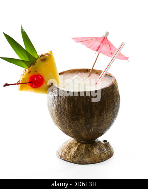 Nahaufnahme von einer tropischen Kokosnuss-Drink, garniert mit einer Ananasscheibe mit Blättern und einer Kirsche Stockfoto