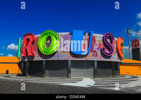 Ein Foto von Coney Island in Brooklyn, New York. NEW YORK CITY. In 2013 an einem sehr warmen und klaren Tag mit einigen Wolken am Himmel geschossen. Stockfoto