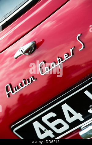 Austin Mini Cooper S starten. Klassische britische Auto an einem Auto zeigen. Großbritannien Stockfoto