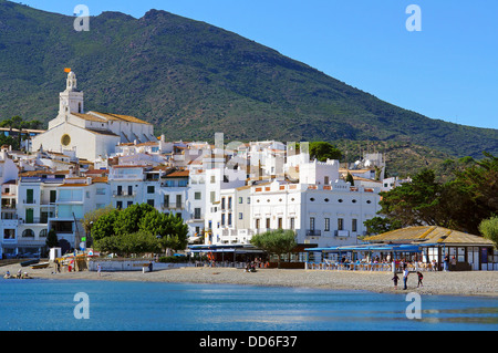 Wunderschöne mediterrane Dorf Cadaqués mit seiner Kirche und Casino, Katalonien, Costa Brava, Spanien Stockfoto