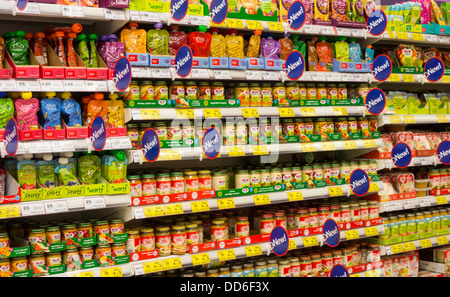 Babynahrung in Tesco-Supermarkt. England, UK Stockfoto