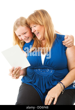 Mama lacht, als sie eine Grußkarte von ihrer Tochter liest. Zum Muttertag oder Geburtstag-Konzept. Isoliert auf weiss. Stockfoto