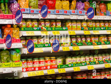 Babynahrung in Tesco-Supermarkt. England, UK Stockfoto