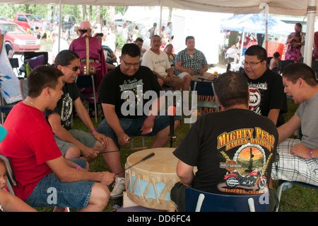 Die stolze Mohawk Nation in Kahnawake, Quebec, Schlagzeug zu spielen, während Powwow Stockfoto