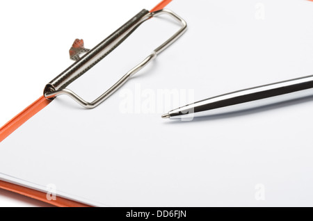Nahaufnahme von roten Zwischenablage mit leeren Papier und Stift Stockfoto