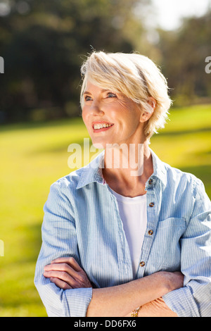 ziemlich senior Frau im freien wegschauen Stockfoto