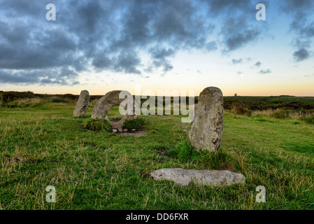 Die Männer ein Tol Menhire sagt in der Nähe von Penzance in Cornwall, Legende, vorbei an einer Person durch die gelochte Stein Kuren Stockfoto