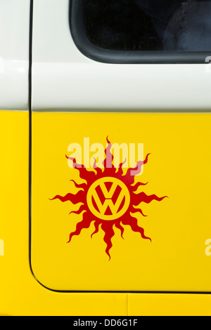 Gelber Volkswagen Camper van Heck VW Sonne Aufkleber Stockfoto