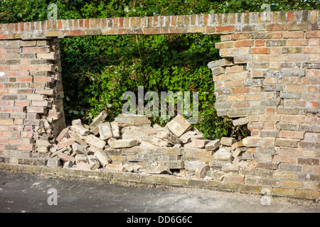 Loch in der Mauer verursachten Autounfall, Landbeach, Cambridgeshire Stockfoto