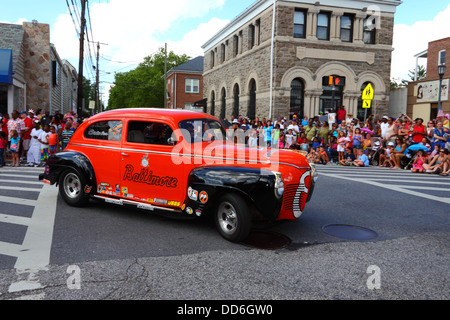 Greg Hudnetts 1941 Plymouth malte in Baltimore Orioles Baseballmannschaftsfarben während der Parade zum Unabhängigkeitstag am 4th. Juli in Catonsville, Maryland, USA Stockfoto